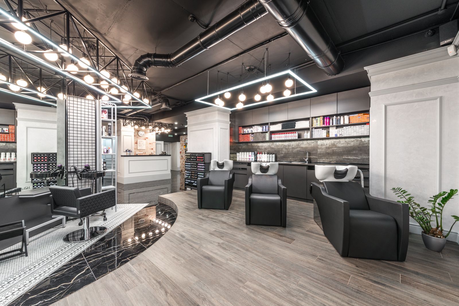 Interior de un salón de belleza con sillas y espejos