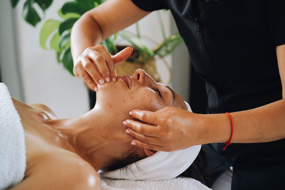 Sesión de limpieza facial en un estudio luminoso